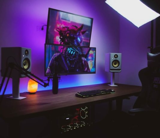 How to Use Bookshelf Speakers With Your Computer