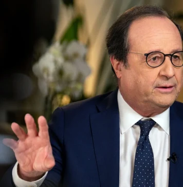 Hollande points finger over Macron errors