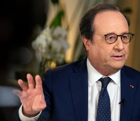 Hollande points finger over Macron errors